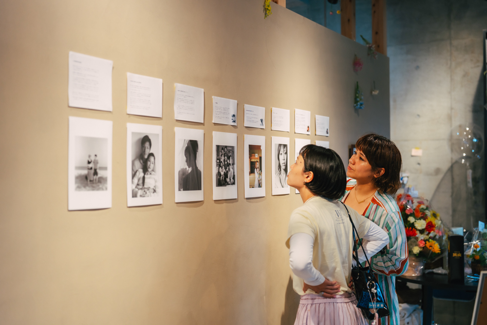 展示写真を眺めるふたり
